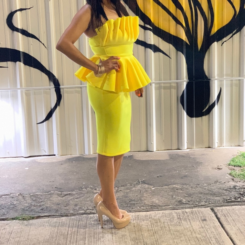 Boutique Beautiful canary yellow midi dress